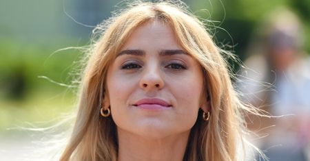 Plażowa doskonałość. Na bikini zarzuciła mini z odkrytymi plecami