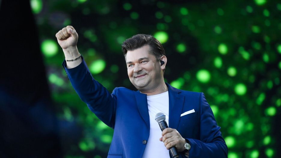 Zenon Martyniuk z dumą przygląda się postępom wnuczki