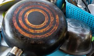 Przypalona patelnia jak nowa. Wystarczy 15 minut