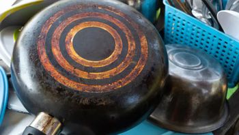 Posyp patelnię i przetrzyj. Będziesz mógł się przejrzeć jak w lustrze