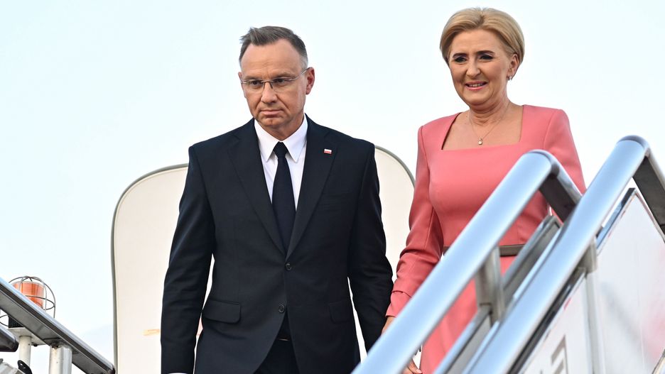 Pekin, Chiny, 22.06.2024. Prezydent RP Andrzej Duda (L) i pierwsza dama Agata Kornhauser-Duda (P) na lotnisku w Pekinie, 22 bm. Prezydent RP rozpoczyna zaplanowaną do 26 czerwca wizytę w Chinach, podczas której m.in. spotka się z przywódcą tego kraju Xi Jinpingiem, premierem Li Qiangiem, wygłosi przemówienie na forach ekonomicznych w Dalian i Szanghaju, a także wręczy odznaczenia w ambasadzie RP. (aldg) PAP/Radek Pietruszka