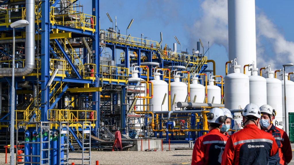 Port-Jerome-sur-Seine (northern France): Air Liquide's hydrogen production unit
Port-Jerome-sur-Seine (northern France): Air Liquide's hydrogen production unit. (Photo by: Tesson/Andia/Universal Images Group via Getty Images)
Andia
air liquide, economics, exterior, factories, industrial gas, industries, manufacture, manufactures, out, outer view, outside, picture shot, plants