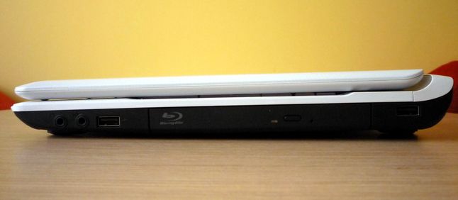 Toshiba Qosmio F750-10L - ścianka prawa (2 x audio, USB 2.0, Blu-ray, USB 2.0)