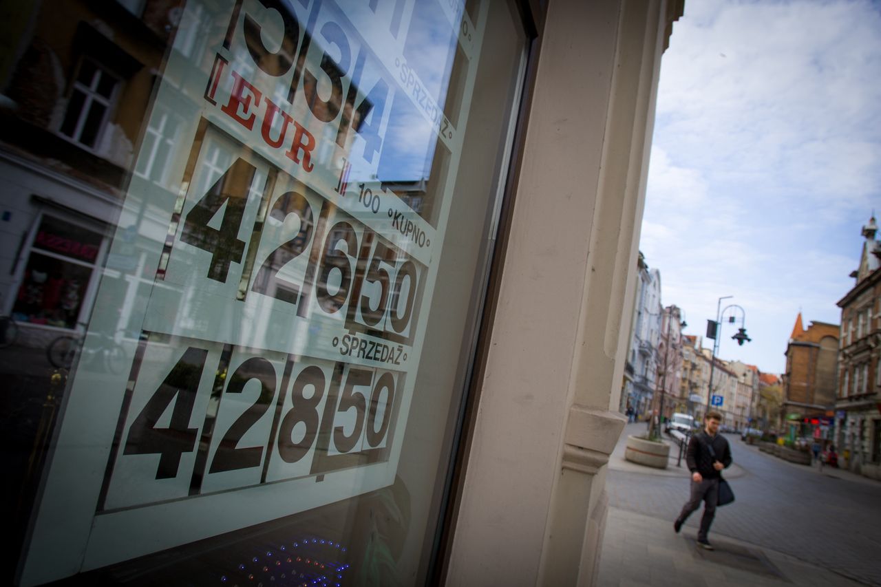 Złoty przebija barierę za barierą. "Znalazł się w unikatowym położeniu"