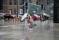 Warszawa. Nad miasto nadciąga burza. "Punktowo bardzo silne opady deszczu"