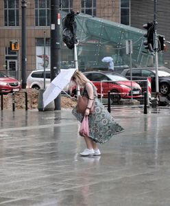 Warszawa. Nad miasto nadciąga burza. "Punktowo bardzo silne opady deszczu"
