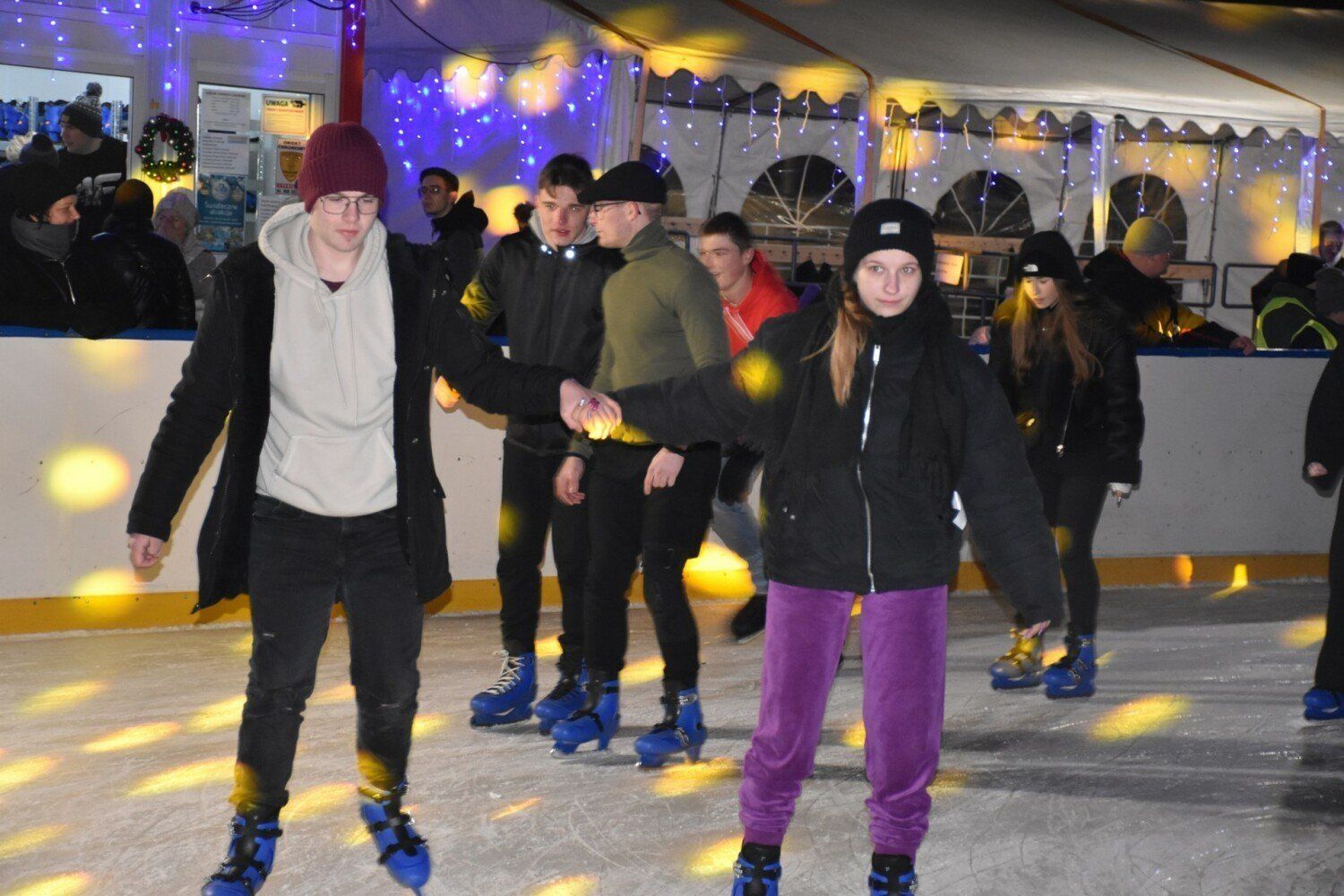 To największa zimowa atrakcja w Pleszewie. Trwa budowa miejskiego lodowiska