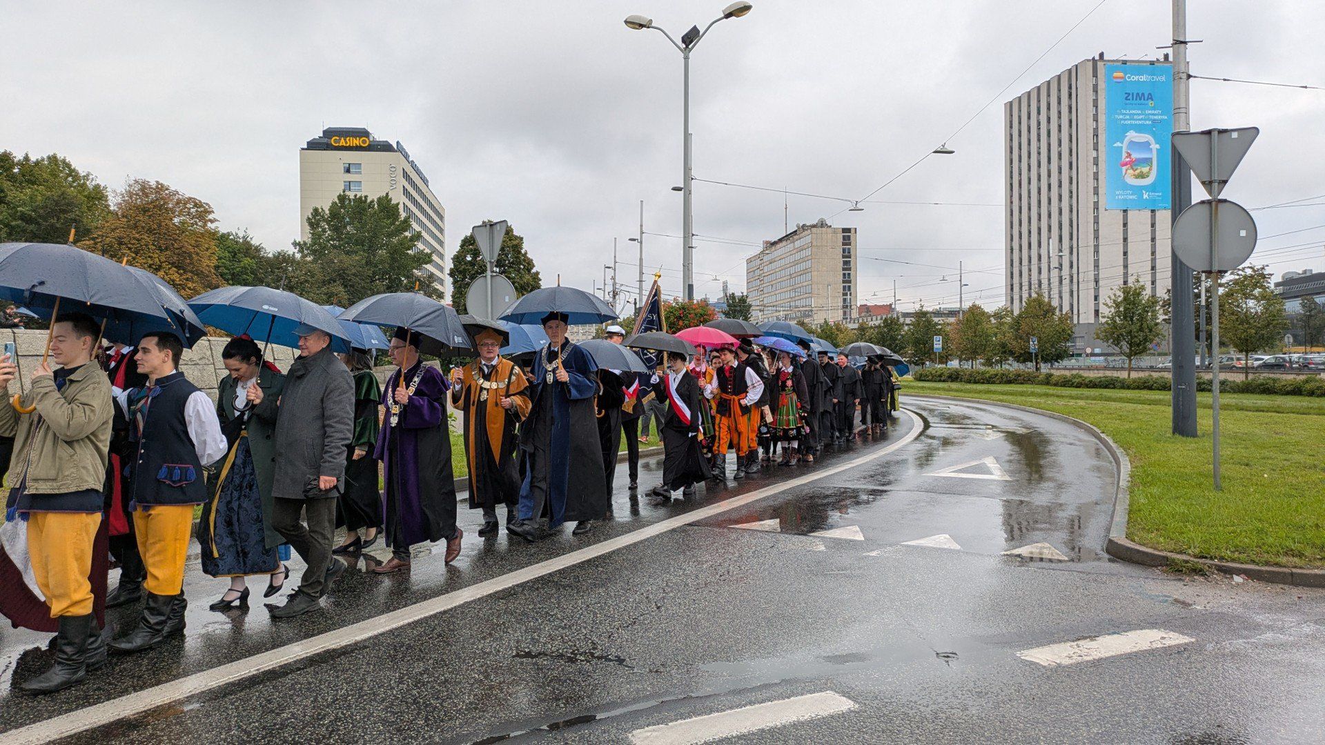 Przemarsz studentów w Katowicach w orszakach rektorskich