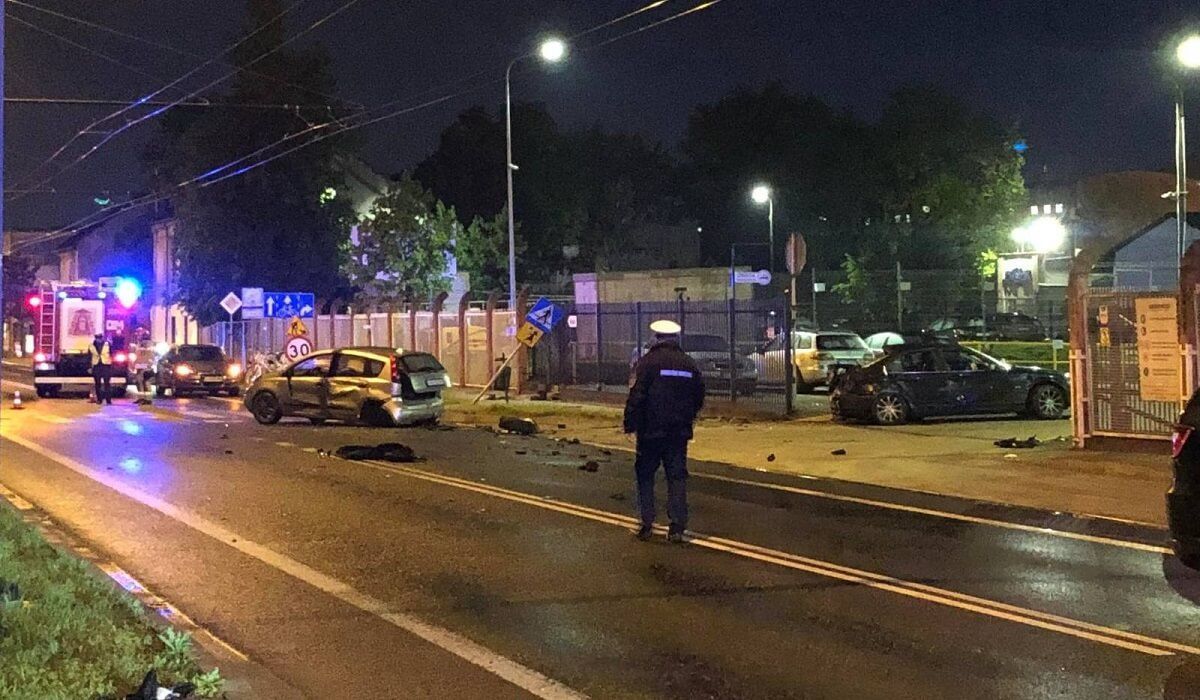 Kierowca BMW wjechał w dodge i nissana na ul. Krochmalnej