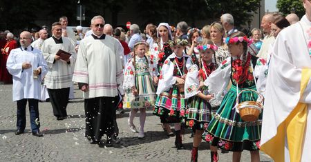 Zaginione nastolatki z Łodzi odnalezione. Szły w procesji Bożego Ciała