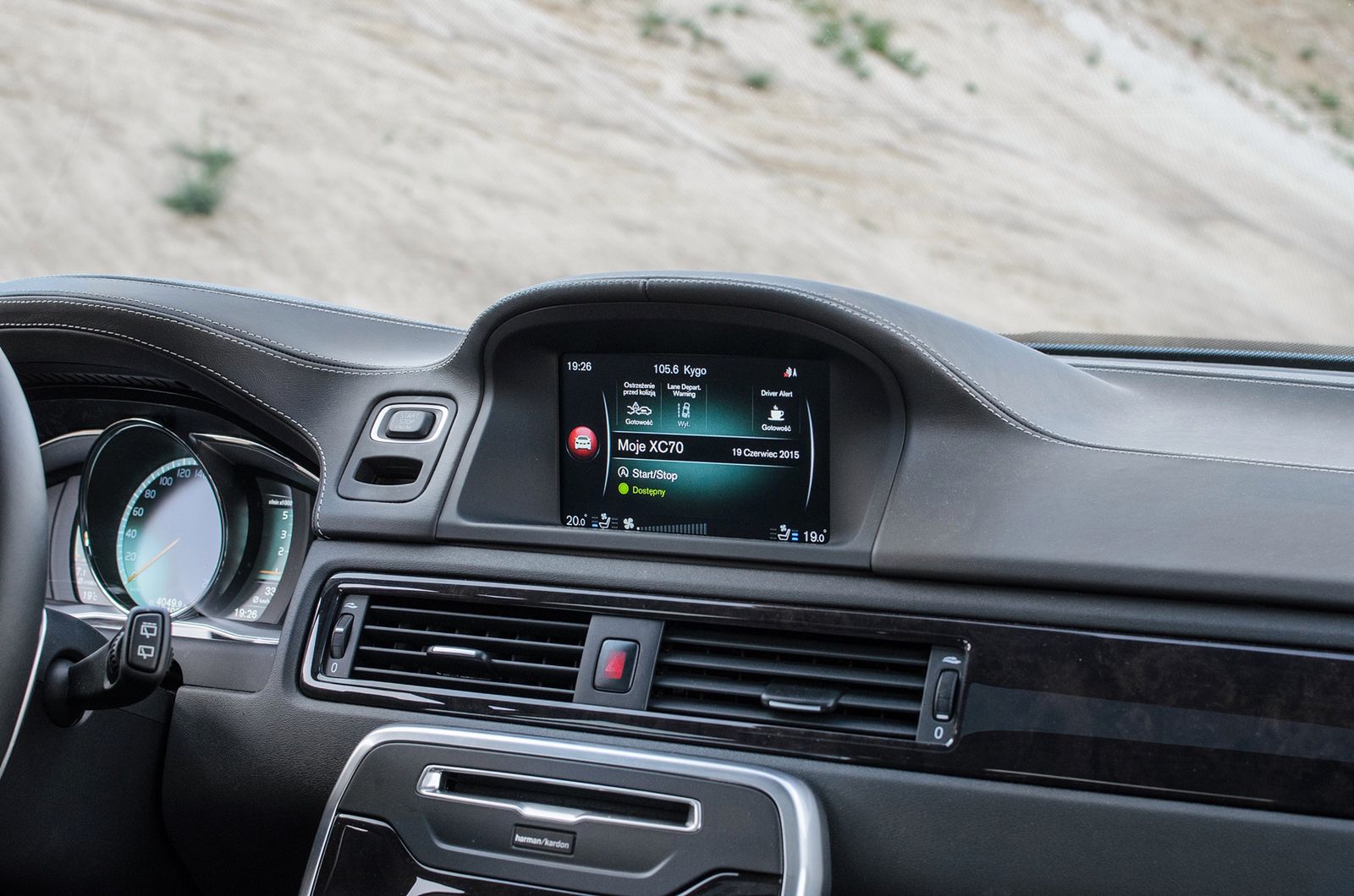 Volvo XC70 drugiej generacji nie doczekało się jeszcze wielkich, sterczących tabletów.