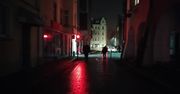 Jelenia Góra: Mroczne centrum wkrótce się rozświetli. Czy słupy musiały stanąć przy budynkach w Rynku?