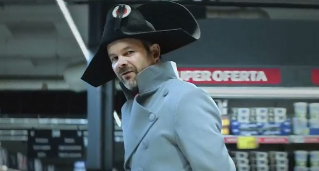 Reklamy Carrefoura z Napoleonem promują wysoką jakość w niskich cenach (wideo)