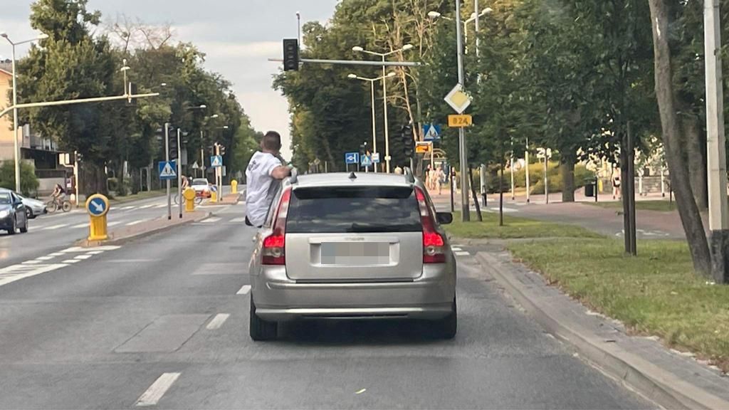 Założył się o energetyka, że stanie w oknie jadącego auta. Grozi mu 30 tys. zł grzywny