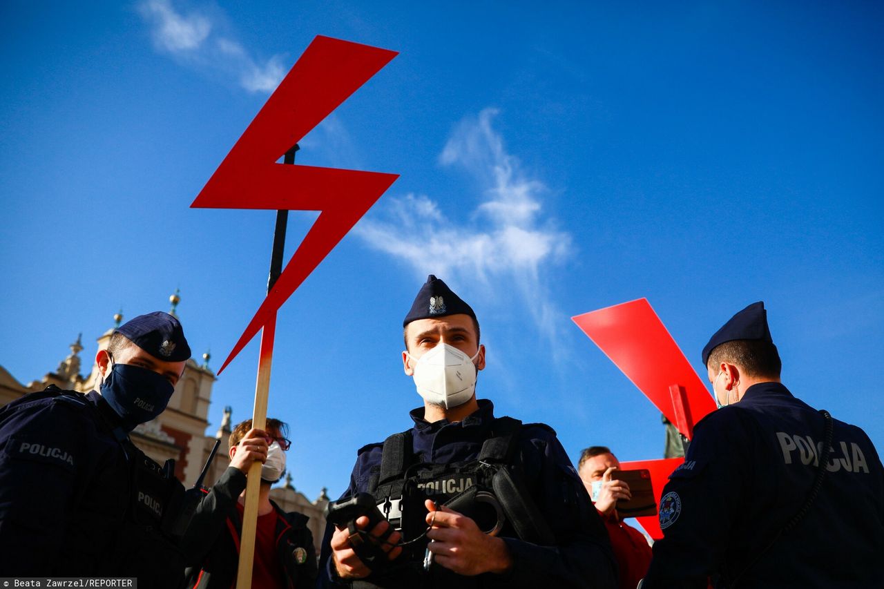 Łódź. Zakazał uczniom używania błyskawicy Strajku Kobiet. Jest decyzja ws. dyrektora liceum