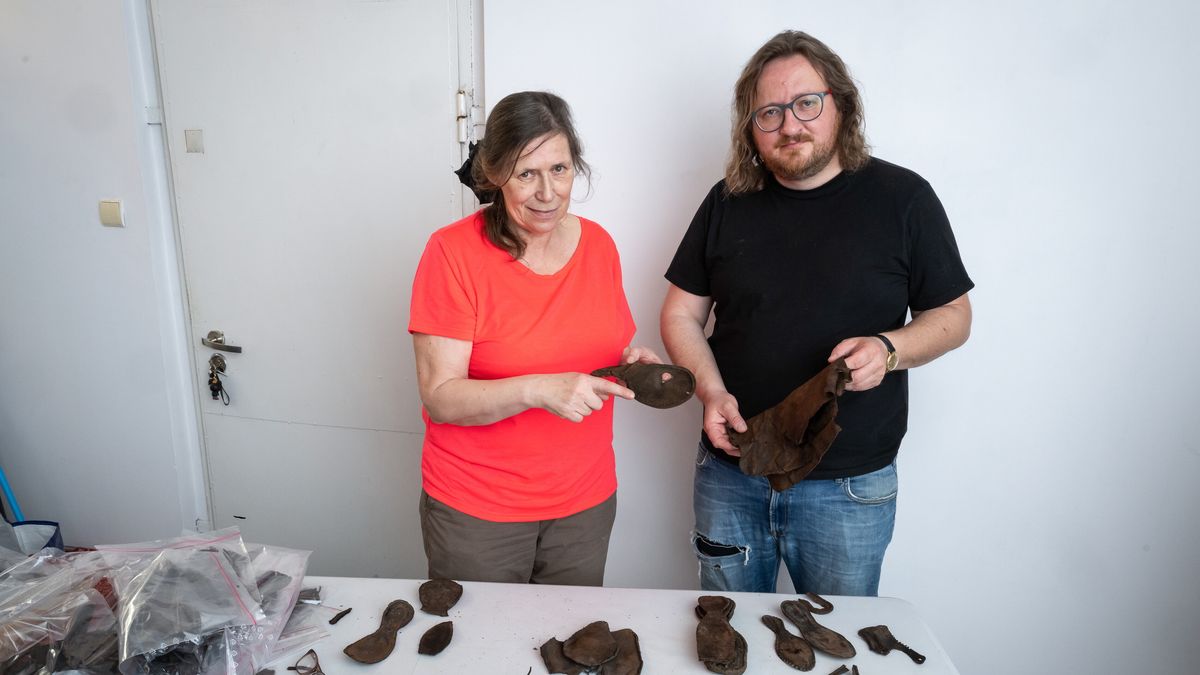 Małgorzata Grupa i Mariusz Ciszak nad znalezionymi w Toruniu artefaktami