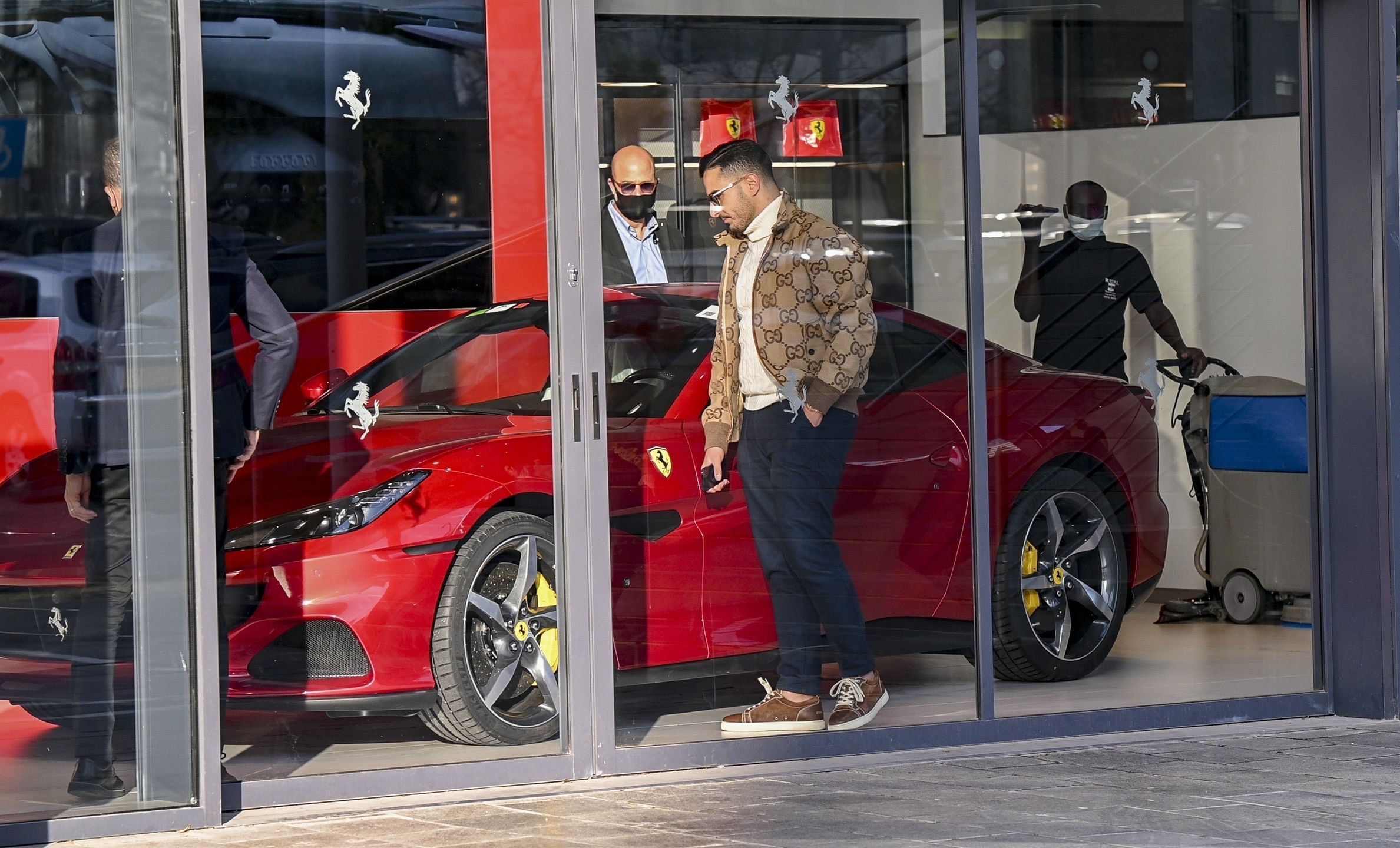 Oszust z Tindera kupuje Ferrari
