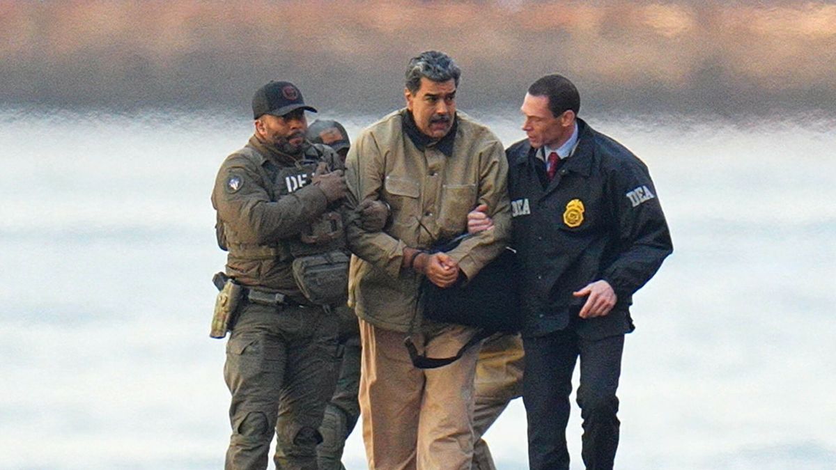 Pojmany Nicolas Maduro w Nowym Jorku
Photo by: XNY/STAR MAX/IPx 2026 1/5/26 Nicolas Maduro and his wife, Cilia Flores, are seen in handcuffs after landing at a Manhattan helipad, escorted by heavily armed Federal agents as they make their way into an armored car en route to a Federal courthouse in Manhattan on January 5, 2026 in New York City.
XNY/STAR MAX/IPx