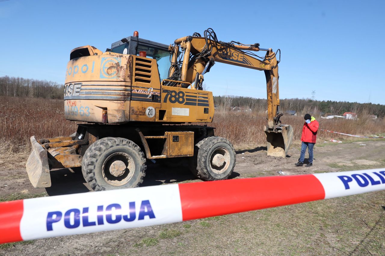 Pijany 43-latek prowadził koparkę. Przed policją ukrył się pod stertą liści. Zdjęcie ilustracyjne