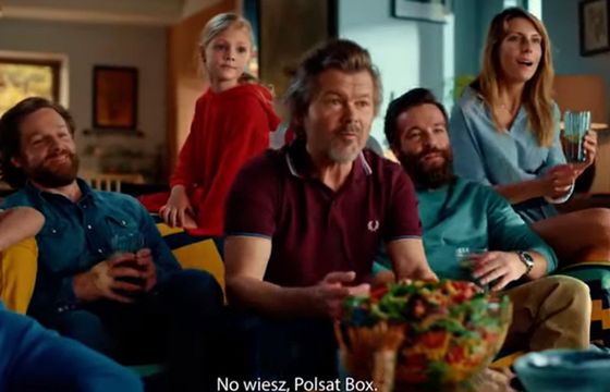 Jacek Braciak i "Przedmeczowe zgrupowanie" przed telewizorem w reklamie Polsat Box
