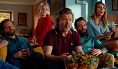 Jacek Braciak i "Przedmeczowe zgrupowanie" przed telewizorem w reklamie Polsat Box