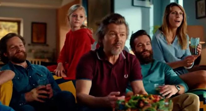 Jacek Braciak i "Przedmeczowe zgrupowanie" przed telewizorem w reklamie Polsat Box