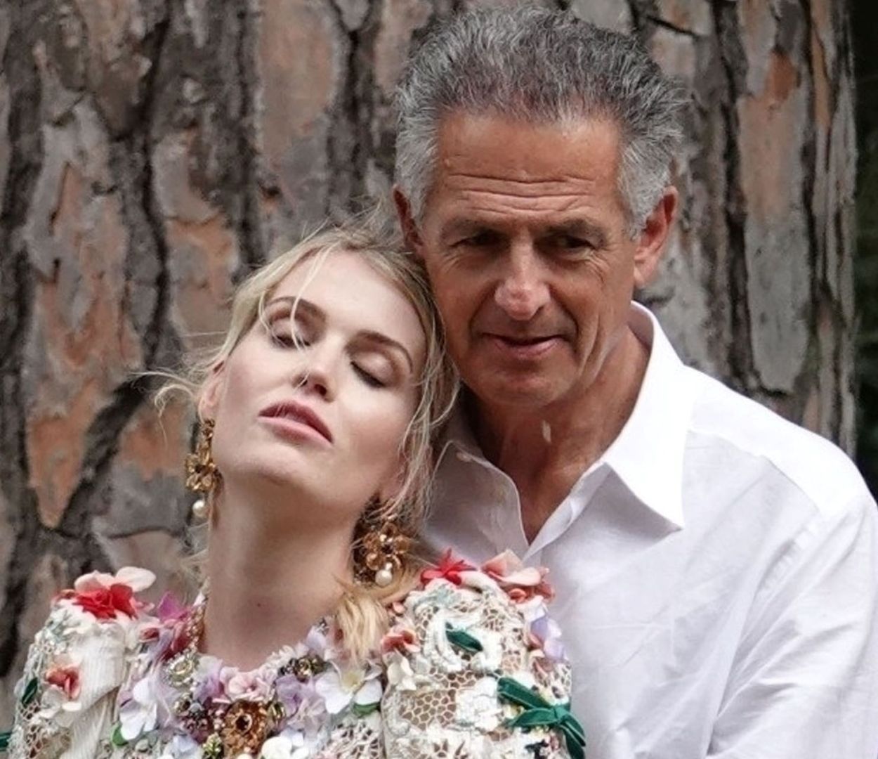 Kitty Spencer i Michael Lewis prezentują czułości przed obiektywem fotografa