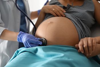 Zarobki położnych w Polsce. Oto ile dostają "na rękę"