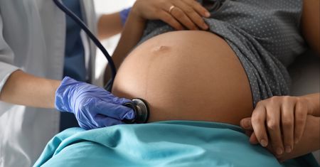 Zarobki położnych w Polsce. Oto ile dostają "na rękę"