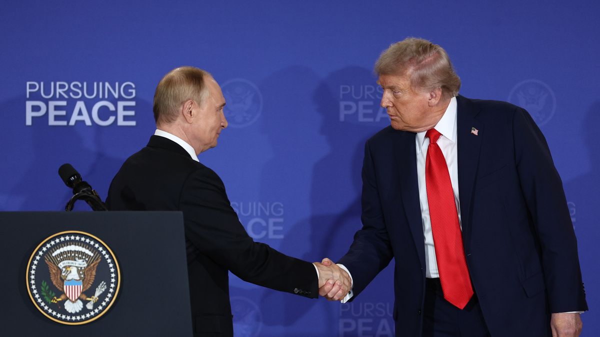 Russian President Vladimir Putin (L) and US President Donald Trump shake hands at the end of a joint news conference following their meeting at Joint Base Elmendorf-Richardson in Anchorage, Alaska, USA, 15 August 2025. EPA/SERGEY BOBYLEV/SPUTNIK/KREMLIN POOL / POOL MANDATORY CREDIT Dostawca: PAP/EPA.