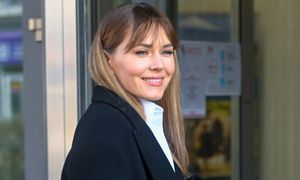 Lamparska postawiła na marszczenia. Hit sezonu w różowym wydaniu