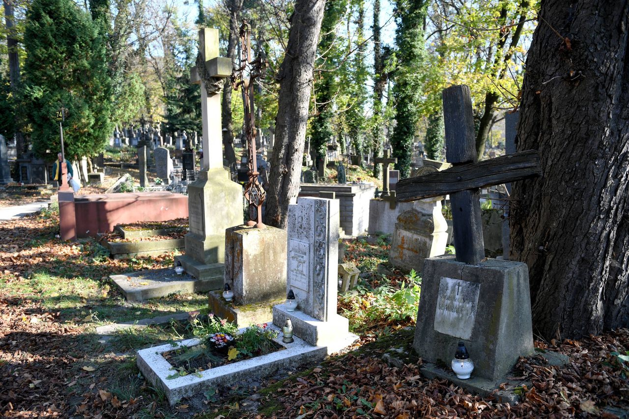 Koronawirus. Wszystkich Świętych. Zespół zarządzania kryzysowego chce rozłożyć w czasie odwiedziny cmentarzy / foto ilustracyjne

