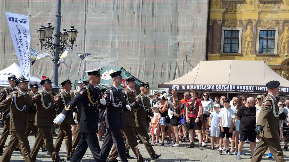 Wrocław uczcił Święto Wojska Polskiego. Tłumy na Rynku miasta