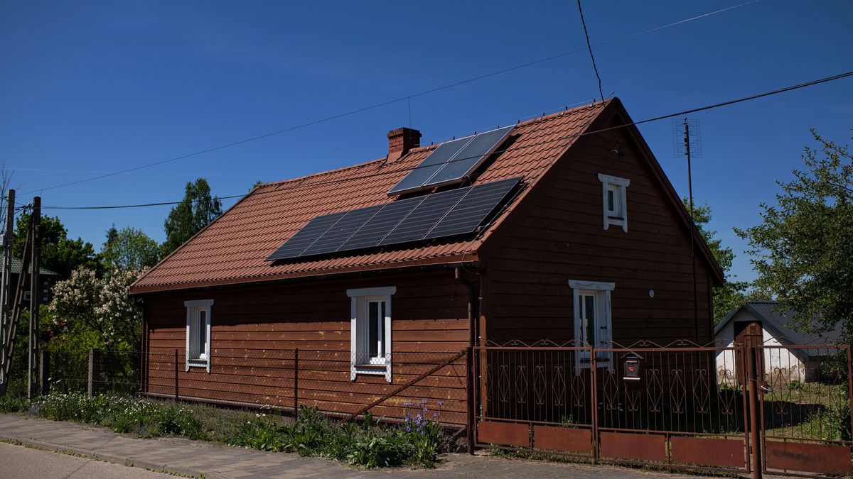 Panele fotowoltaiczne i kolektor s�oneczny
Micha�owo, woj. podlaskie, 17.05.2024. Panele fotowoltaiczne i kolektor s�oneczny na dachu jednego z dom�w Micha�owa, 17 bm. (az/ibor) PAP/Micha� Zieli�ski
Micha� Zieli�ski
alternatywne, dom jednorodzinny, ekologia, ekologiczny, elektryczna, elektrycznosc, energetyka, energetyka rozproszona, Energia, energia odnawialna, energia ze slonca, energii, fotowoltaika, gminna, ilustracja, ilustracyjne, kolektor s�oneczny, Micha�owo, na prowincji, nowe, ochrona, odnawialna, odnawialne zrodla energii, OZE, panele fotowoltaiczne, Podlasie, podlaskie, Polska B, Polska prowincjonalna, Polska wschodnia, powiatowa, prad, produkcja, prowincja, prowincjonalny, sloneczne, srodowiska, tania energia, technologie, wytwarzanie, zdjecie, zielona energia, zielony lad, zrodlo