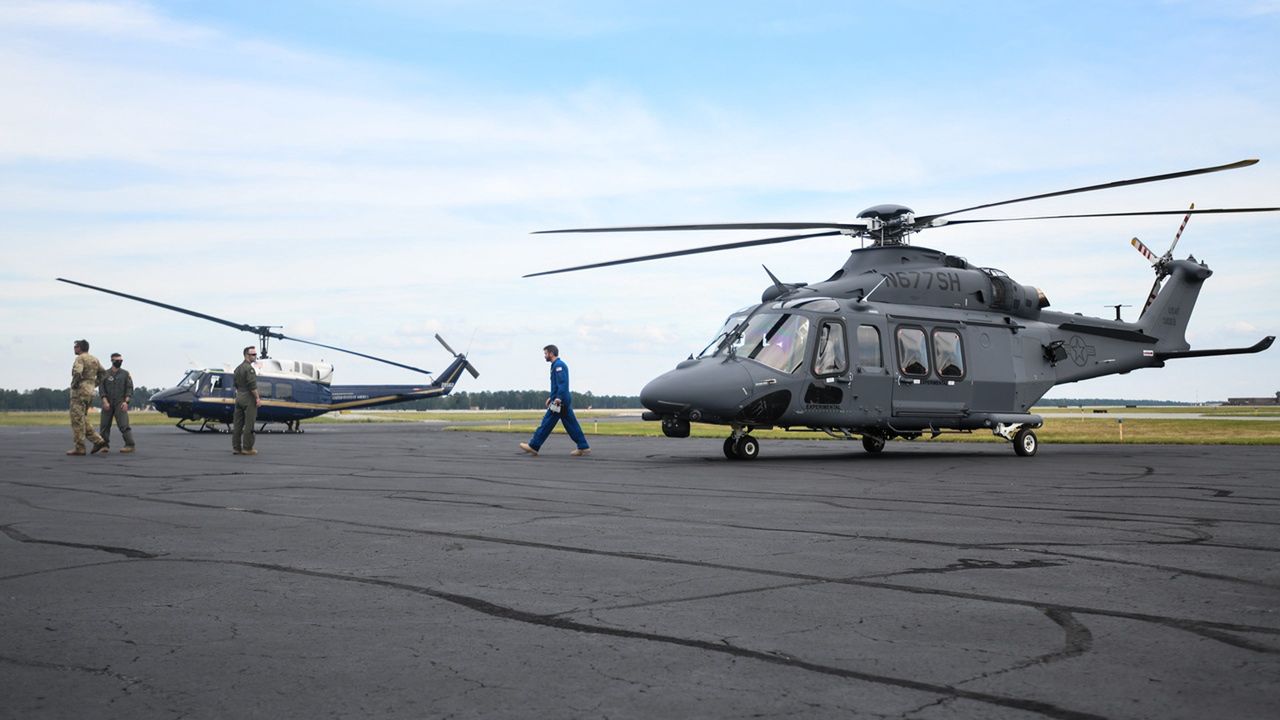 MH-139 (na pierwszym planie) i UH-1N (w tle)