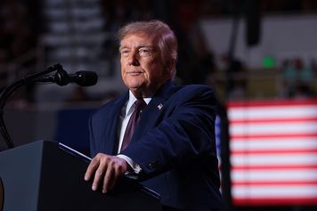 "Pakt z diabłem", "Zdrada". Politycy w USA ostro krytykują ruch Trumpa