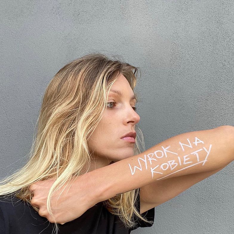 Anja Rubik walczy o prawa kobiet na okładce "Vogue Polska"