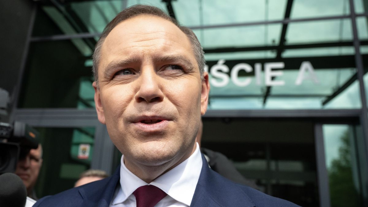 Toruń, 22.05.2025. Wybory prezydenta RP - kampania przed II turą. Kandydat Komitetu Obywatelskiego na fotel prezydenta RP, popierany przez Prawo i Sprawiedliwość prezes Instytutu Pamięci Narodowej Karol Nawrocki przed budynkiem Kancelarii Prawnej Mentzen w Toruniu, po zakończeniu spotkania z posłem Konfederacji, kandydatem tego ugrupowania w pierwszej rundzie wyborów prezydenckich Sławomirem Mentzenem. Karol Nawrocki podpisał deklarację zawierającą osiem punktów, w tym m.in. zobowiązanie kandydata, że nie podpisze żadnej ustawy, podnoszącej istniejące podatki lub wprowadzającej nowe obciążenia fiskalne. (amb) PAP/Tytus Żmijewski ***Do tego materiału zdjęciowego dostępna jest również depesza w systemie CSI, pt.: Nawrocki podpisał przygotowaną Mentzena deklarację (krótka3)***