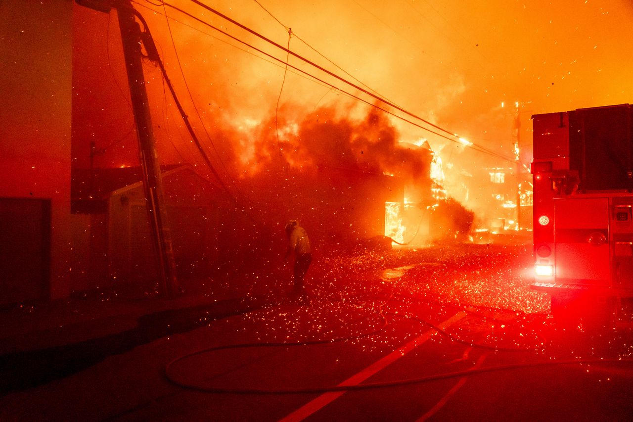 Fires torch 300,000 homes in LA, residents urged to flee