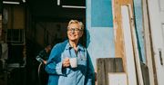 Przestań nosić bluzki w tym kolorze. Paniom 50+ dodają lat