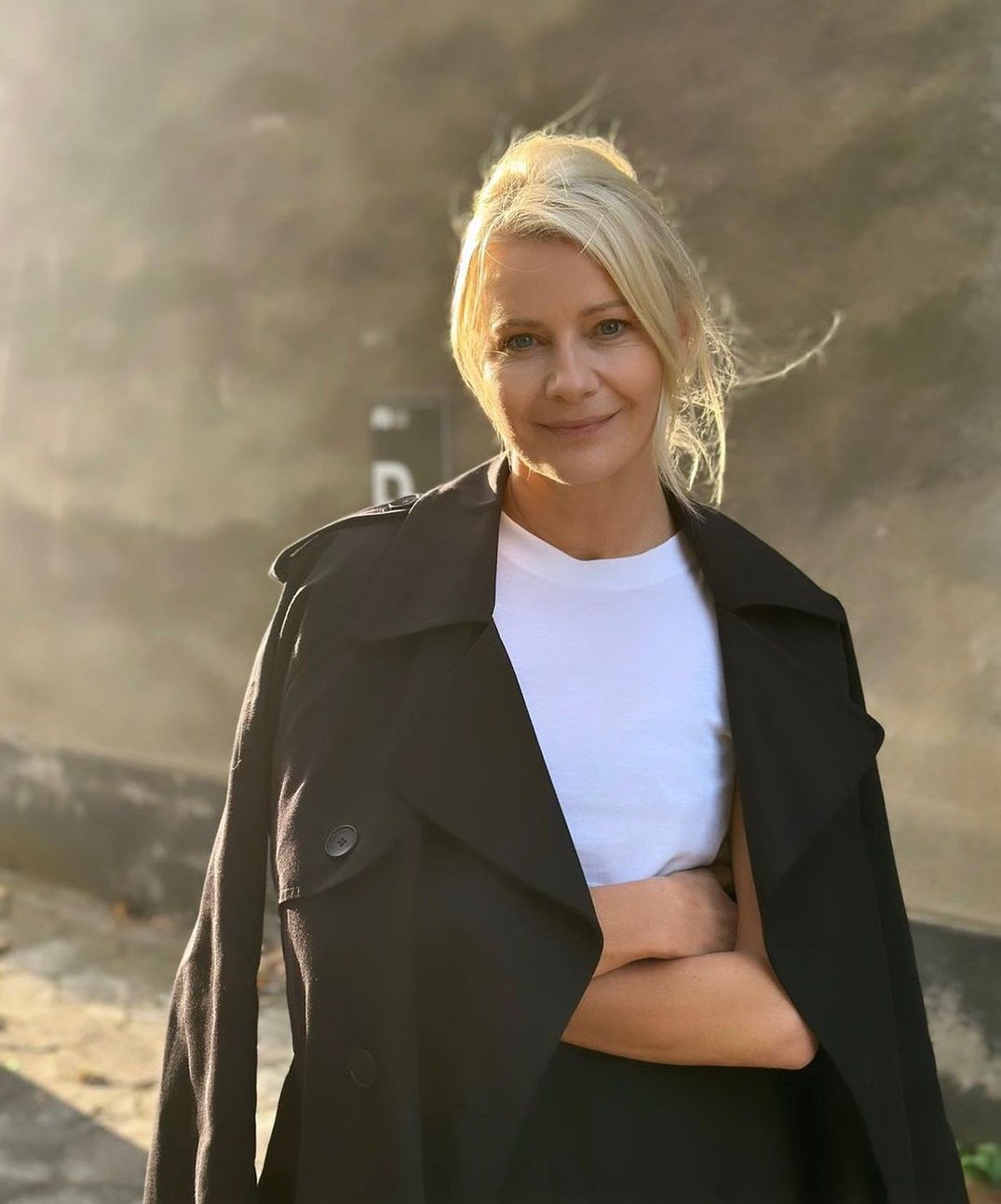 Małgorzata Kożuchowska w czarnym płaszczu