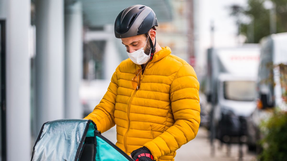 Na zdjęciu dostawca zywności