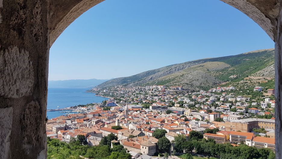 Senj leży na wybrzeżu Morza Adriatyckiego