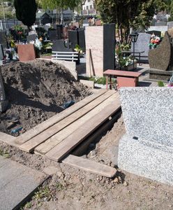 W trakcie prac na cmentarzu wpadł do grobu. Mężczyzna trafił do szpitala