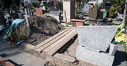 W trakcie prac na cmentarzu wpadł do grobu. Mężczyzna trafił do szpitala