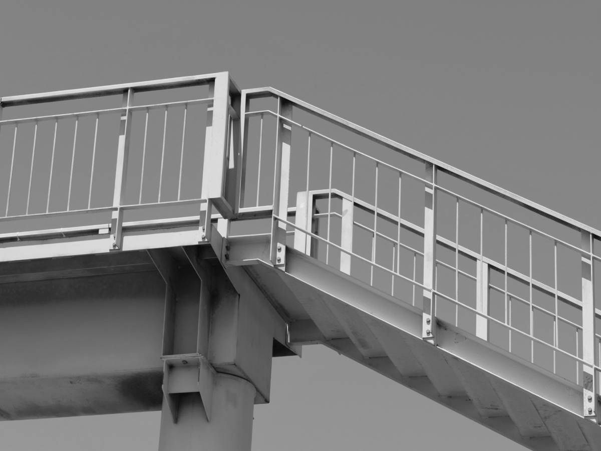 Kraków: Kładka nad Trasą Wolbromską ciągle wyłączona z użytkowania. Po tym jak wjechała w nią ciężarówka