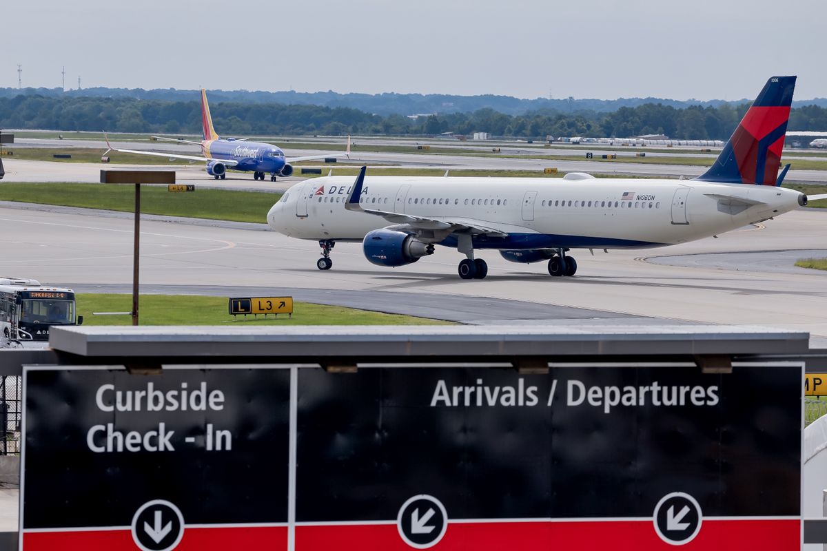 Samolot amerykańskich linii lotniczych Delta zmierzający z Detroit do Amsterdamu wylądował w środę nad ranem awaryjnie na nowojorskim lotnisku