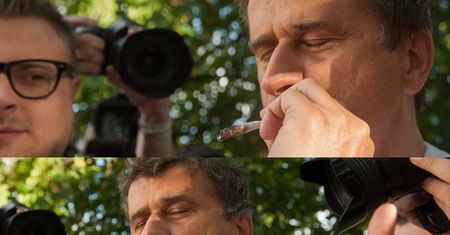 Palikot pali marihuanę pod Sejmem... (FOTO)