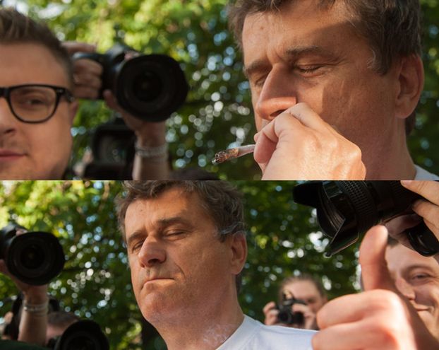 Palikot pali marihuanę pod Sejmem... (FOTO)
