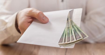 Szefowie nadal płacą pensje pod stołem. Pracownikom wystarczy nawet 100 zł zysku